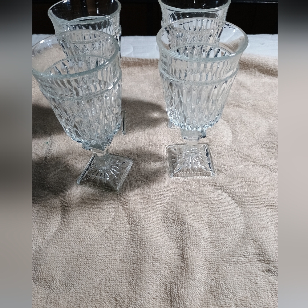 Set of 4 Indiana Glass Wine glasses in Mt Vernon pattern 5 3/8 inch Tall.